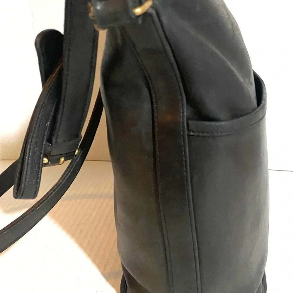 Coach vintage black distressed leather crossbody handbag - Picture 5 of 13